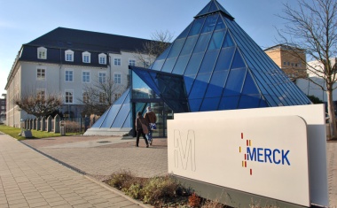 Merck richtet Chemiegeschäft neu aus