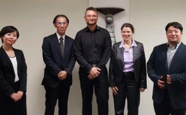 Gläser vertieft Kontakte nach Japan