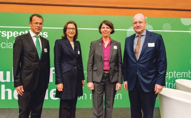 Diskussion im Industriepark Höchst:  Zukunft Chemie – Perspektiven auf die Welt von morgen