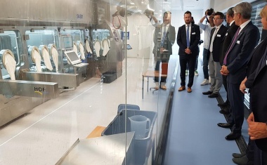 Merz baut den Standort Dessau aus und stellt eine neue Produktionslinie vor