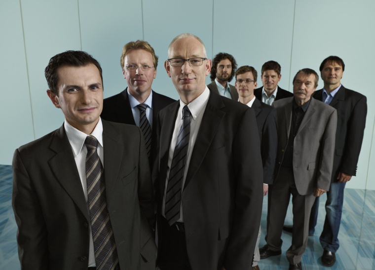 Das Forscher-Team um den Bionischen Handling-Assistenten. Im Vordergrund:...