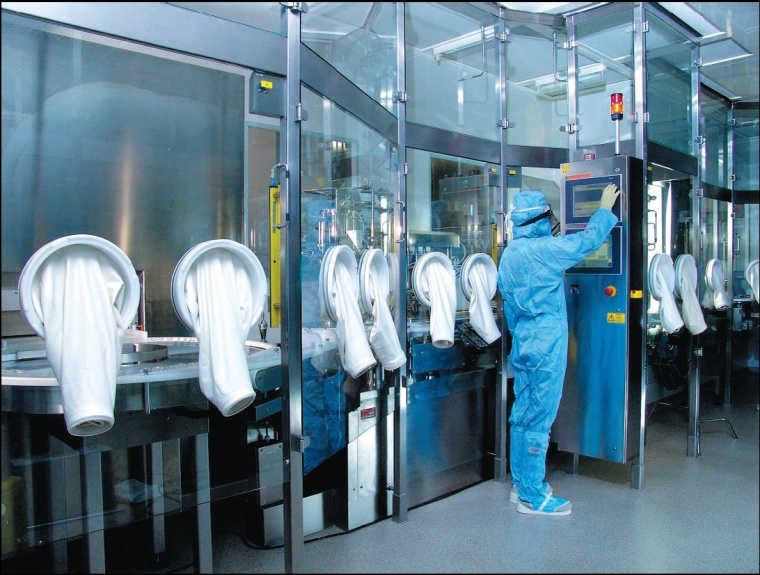 Abb. 2: Passives Containment-RABS auf einer Ampullen-Abfülllinie. Containment...
