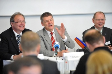 Dr. Utz Tilmann (mitte), Hauptgeschäftsführer des VCI und Dr. Klaus-Dieter...
