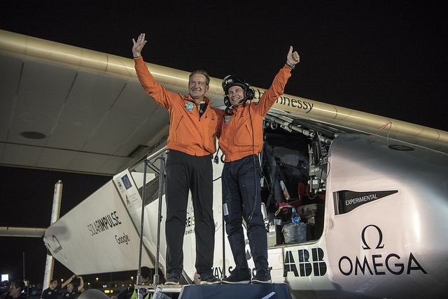 André Borschberg und Bertrand Piccard nach der Landung von Solar Impulse 2 in...