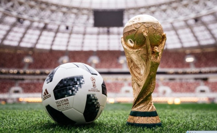 Der reine Materialwert des FIFA-WM-Pokals (hier neben dem offiziellen Spielbal...