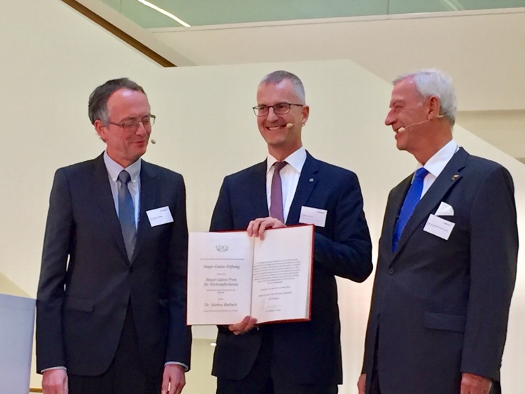 Markus Rarbach (Mitte) von Clariant hat aus den Händen von Matthias Urmann,...
