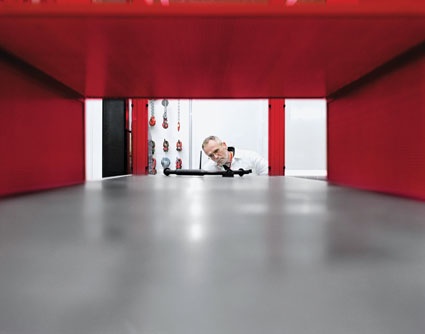 Im Lanxess-Technikum im Werk Dormagen können für Motorraumbauteile praktisch...