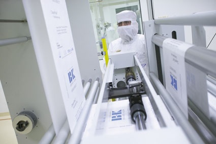 Abb. 2: Reinraumproduktion der Klasse 5 nach DIN EN ISO 14644-1 bei Bischof +...
