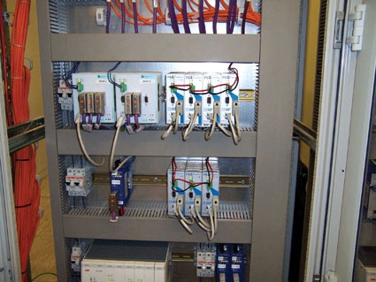Abb. 2: Automatisierte, permanente Feldbusüberwachung: Ein Hardwaremodul als...