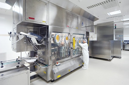 Abb. 2: Der Abfüllprozess verläuft vollautomatisch und unter...