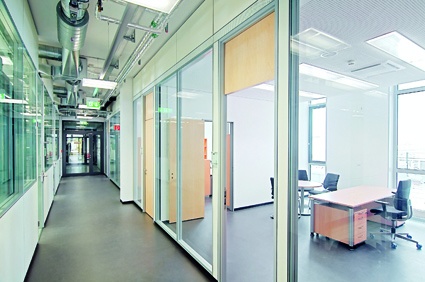 Auf rund 11.000 m2 Nutzfläche vereint das Materialforschungszentrum Arbeits-...