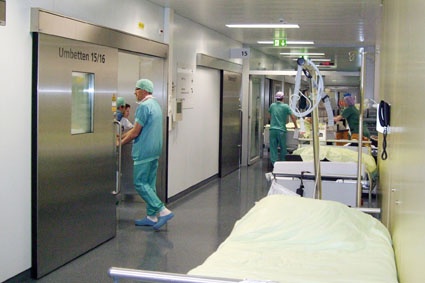 Abb. 2: Nach der Operation wird der Patient in der Ausleitung in sein Bett...