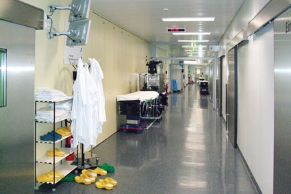 Abb. 3: Hygienekleidung für Besucher im Eingangsbereich