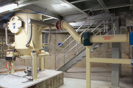 Abb. 2: Luftstrahlmühle mit Zuleitung (rechts). Die Druckluft wird mit einer...