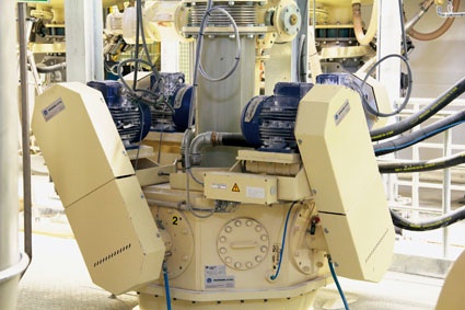 Abb. 3: Der Luftstrahlmühle nachgeschaltet ist ein Sichter, der die...