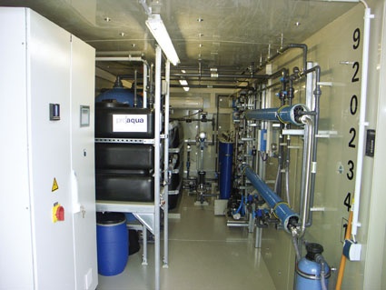Abb. 5: Links der Schaltschrank. In ihm wurde das eWON-Modul von Wachendorff...