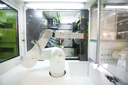 TX90 cr integriert in eine Engel Victory medical Spritzgießmaschine. (©...