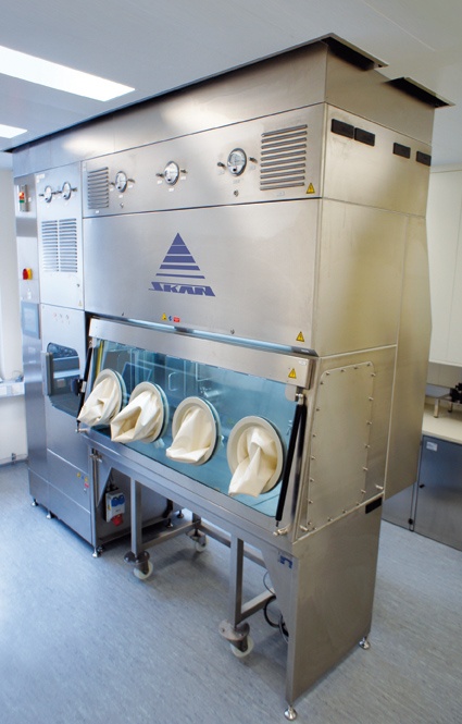 Füll- und Verschliessmaschine in den Isolator mit Druckdichtung eingeflanscht.