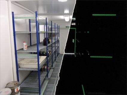 Abb. 4: Fluchtwegkennzeichnung bei Licht und ohne