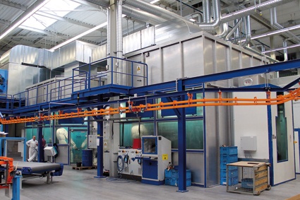 Abb. 4: Umluft-Lackieranlage mit Hängeförderer bei Allgaier Automotive.