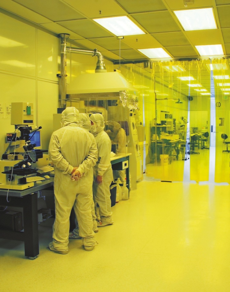 Abb. 4: Arbeiten im Reinraum