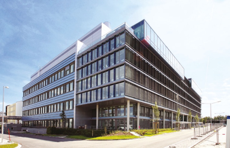 Außenansicht des Produktionsgebäudes Biologics IV in Penzberg