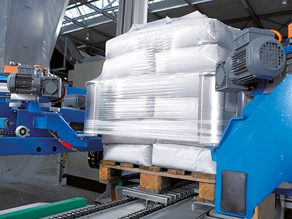 Abb. 2: Die Hochleistungs-Verpackungsmaschine Beumer stretch hood sichert die...