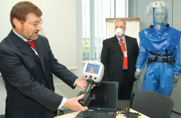 Dr. Günther Heurung, 3M, bei der Atemschutz-Dichtsitzprüfung