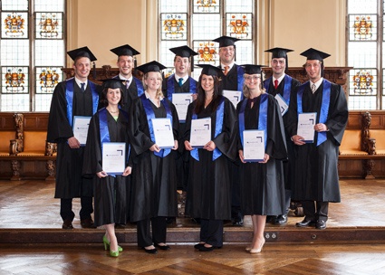 Zehn Absolventen haben im Juni 2013 ihren Bachelor of Arts an der Hochschule...