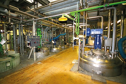 Abb. 3: In der Produktion: Das Hantieren mit chemischen Stoffen erfordert ein...