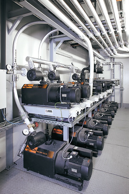 Abb. 2: Der Pumpenpark im AZO Versuchszentrum für Rohstoffhandling ermöglicht...