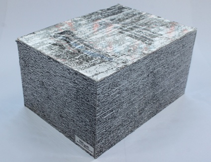 Abb. 2: Gefüge des Duplexstahls (3D), Walzebene oben. Hell: Austenit. Dunkel:...