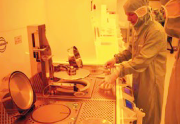 Abb. 1: Dieser Reinraum dient für die Herstellung von Mikro- und...