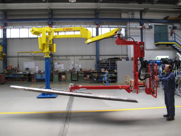Dalmec: Der neue Manipulator ist in der Lage, Lasten bis zu 1.500 kg zu...
