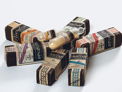 Ampullen mit Neosalvarsan zur Syphilisbehandlung aus den 1930er Jahren. © E....