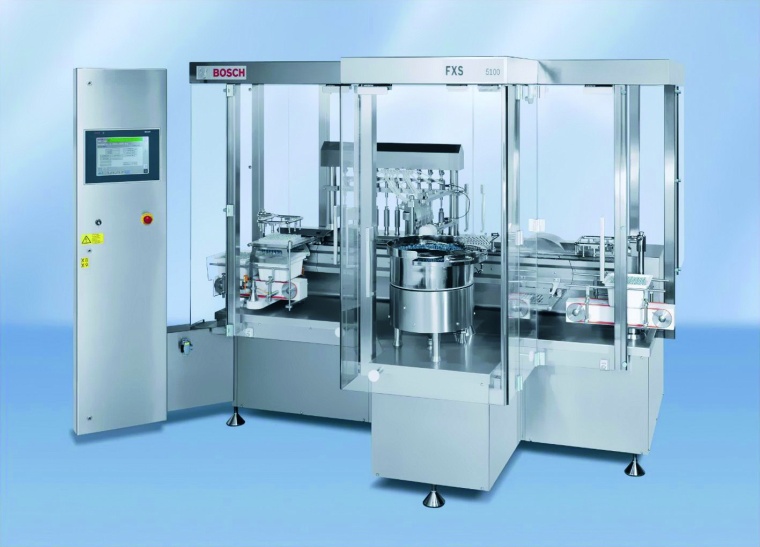 Gück_Roboter: Abb. 2: Für die Verarbeitung vorsterilisierter Fertigspritzen...