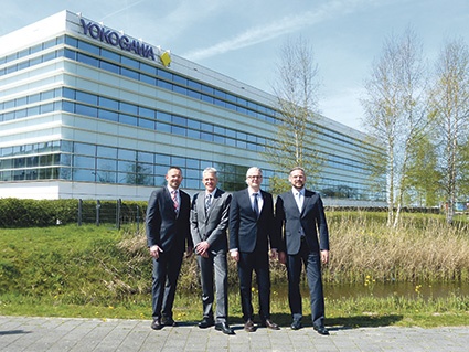 Die Verantwortlichen des Chemical Center von Yokogawa vor der Europazentrale...