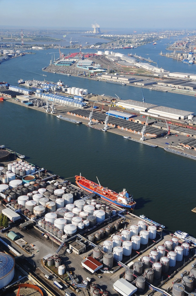 Hafen von Antwerpen: Ein ausgedehntes Netz von Straßen, Bahnlinien und...