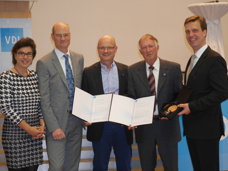 BING: Dipl.-Ing. Jens von Erden (r.), der Vorsitzende des VDI-Fachbereichs...