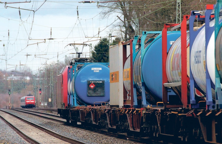 Wir werden neue Produkte bereitstellen, die die Chemiecluster weiter intermodal...