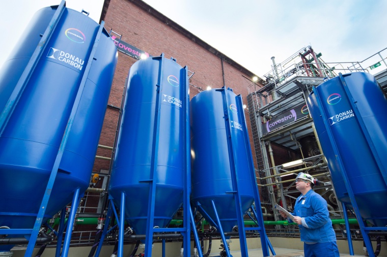 Covestro: Der Produktionsexperte Björn Draber überprüft die Funktionsweise...