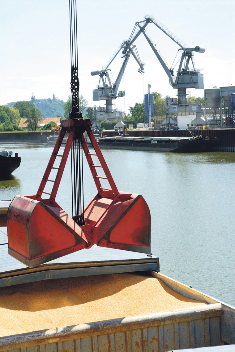 Greiferumschlag von biobasierten Rohstoffen im Hafen Straubing-Sand