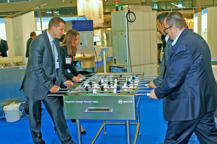Lounges Nachlese: Auch Teamwork wurde gefördert: Am Stand des...