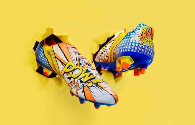 Im Fußballschuh steckt jede Menge Kunststoff- und Klebstoff-Know-how, und...