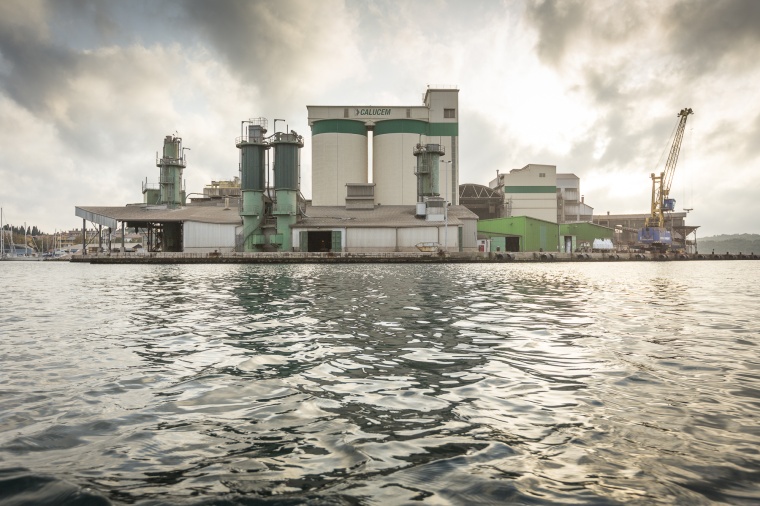 Beumer: Das Zementwerk in Pula liegt direkt am Meer. Das Unternehmen stellt...