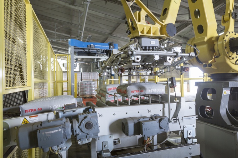 Beumer: Gestapelt werden die Säcke mit dem Beumer robotpac. Dieser...