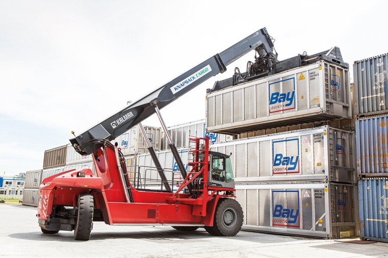 Reachstacker beim Bewegen der Container.