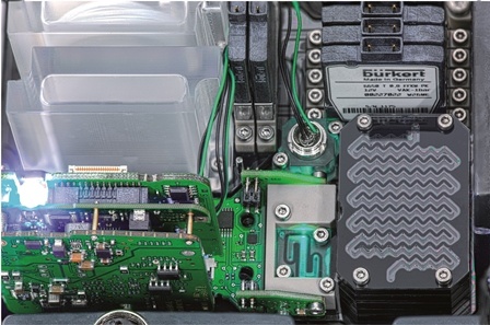 Bürkert: Detail aus dem FIA-Modul: Fotometer und Mischer (rechte Bildhälfte)