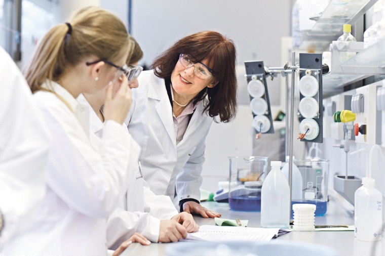 Die Zusammenarbeit mit Schulen hat bei Merck eine lange Tradition. Die...