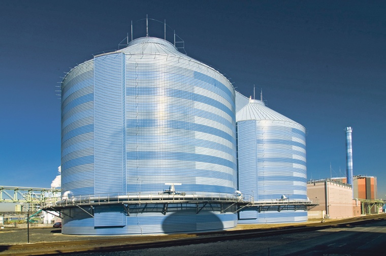 In den zwei 30 m hohen Fermentern der Biogasanlage erzeugt Infraserv Höchst...